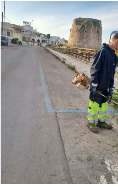 Intervento di taglio dell'erba presso le marine del Comune di Ugento. Lido Ma...